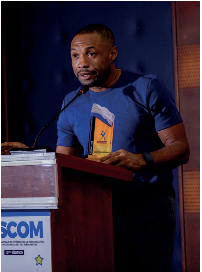Jean Patrick Ehouman, laur&eacute;at d'un Prix ASCOM &agrave; la tribune