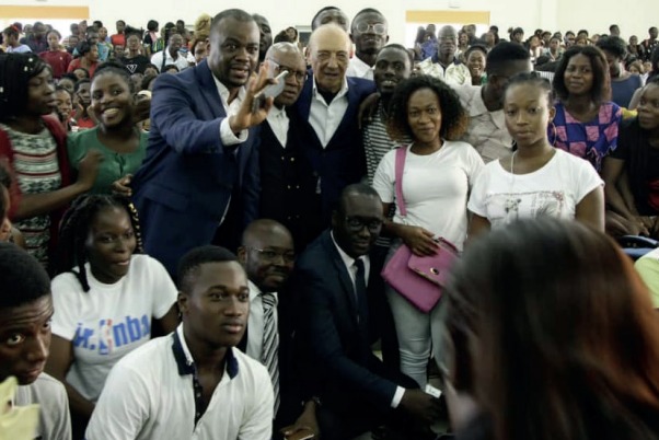 Jacques Séguéla entouré des étudiants du CERCOM dans un amphi bondé de l'Université Félix Houphouët-Boigny